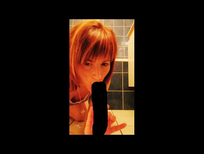 Fellation d'un gode en silicone